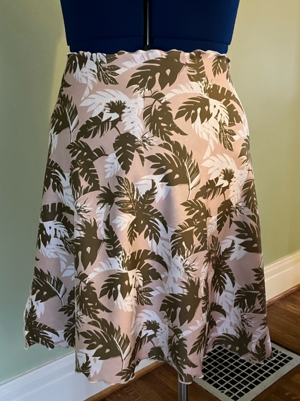 Haystacks reversible skirt. Olive Leaf Print A-Line Skirt. Size L. Like new